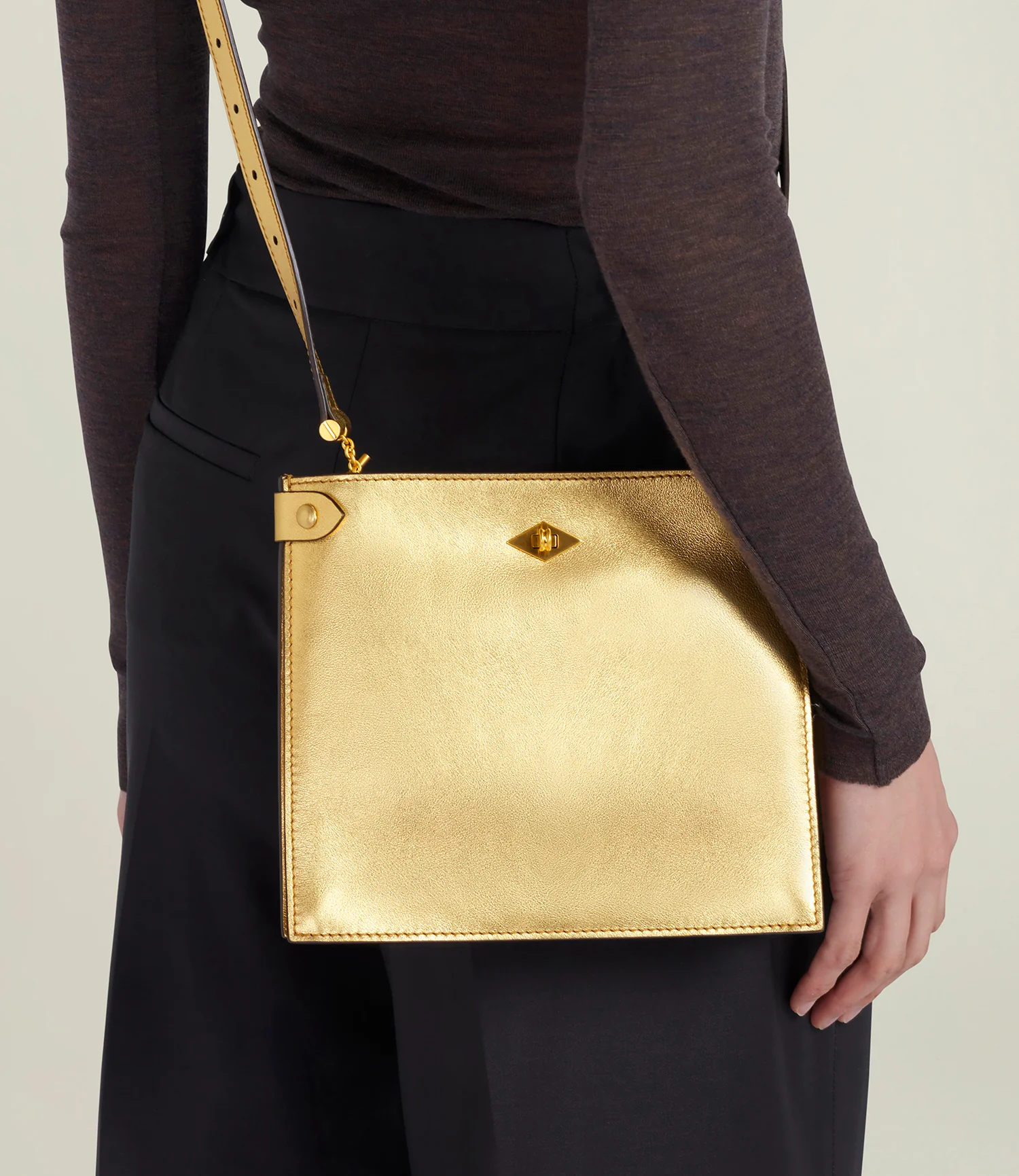 ISSIMO | Métier Stowaway Metallic Calfskin Gold - Image 6